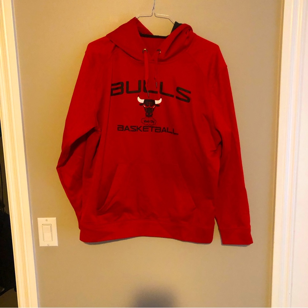 Chicago Bulls Official Hoodie  - Nice logo and black contrast in hoodie